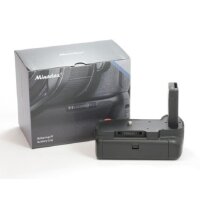 Minadax Profi Batteriegriff kompatibel mit Nikon D5300, D5200, D5100 - hochwertiger Handgriff mit Hochformatausl&ouml;ser f&uuml;r 2x EN-EL14 Akkus